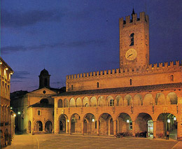 Borgo di Offida Palazzo Comunale by night - Concerto Claudio Lolli